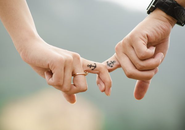 אהבה שאינה תלויה במגע: האם שמירת נגיעה יכולה לתרום לזוגיות?